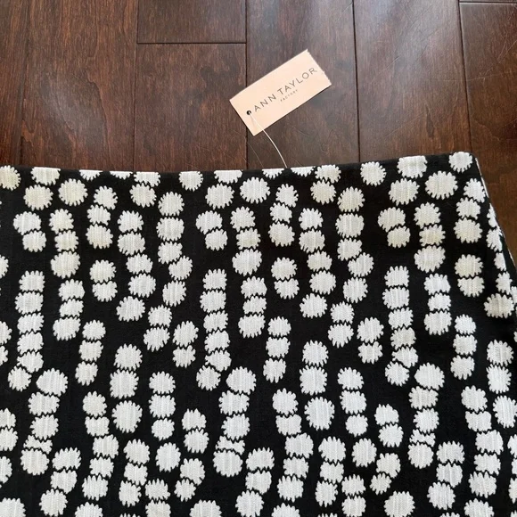 Ann Taylor Factory NWT Womens Skirt Sz 6P Black White Floral Knee Length Pencil - Picture 2 of 7
